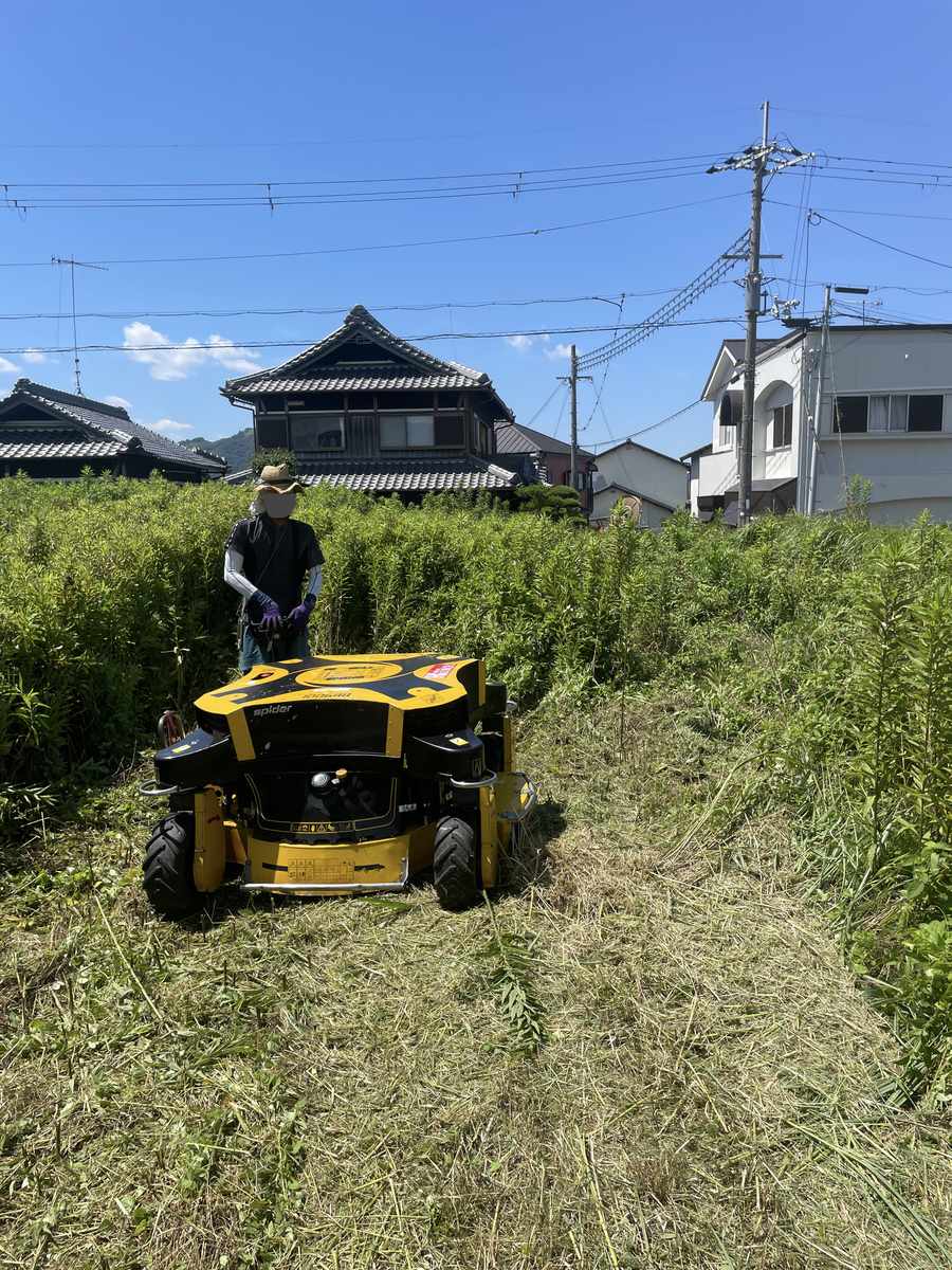 ラジコン式草刈機での作業風景